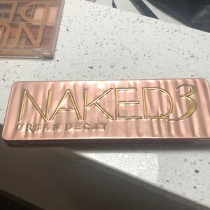 Naked 3 eyeshadow pallet by urban decay